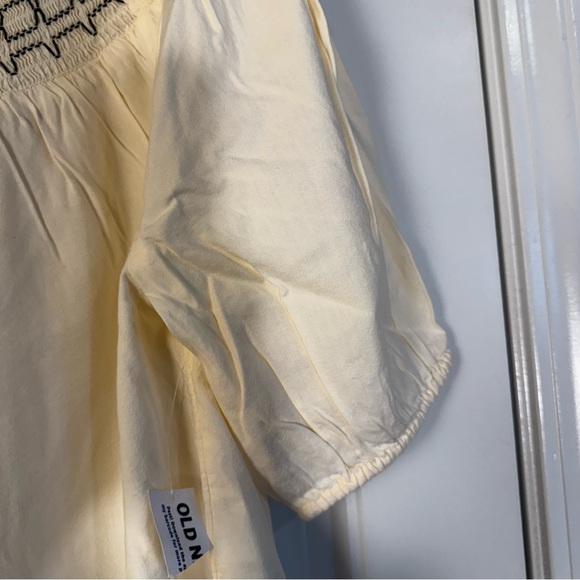 Old Navy Cream Blouse with Black Embroidery - Picture 3 of 5